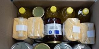 Pachete cu alimente distribuite persoanelor vulnerabile înainte de Paște
