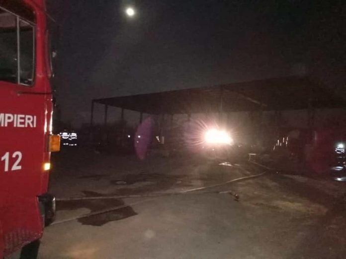 Interventie incendiu depozit deseuri Albesti Paleologu (1)