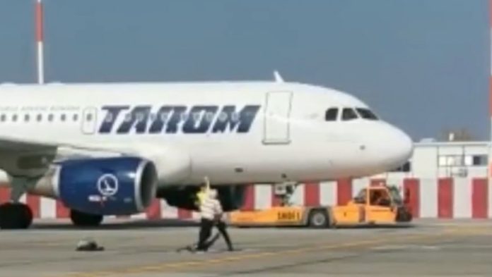 O femeie cu un copil mic a ajuns pe pistă în timp ce avionul se pregătea de decolare