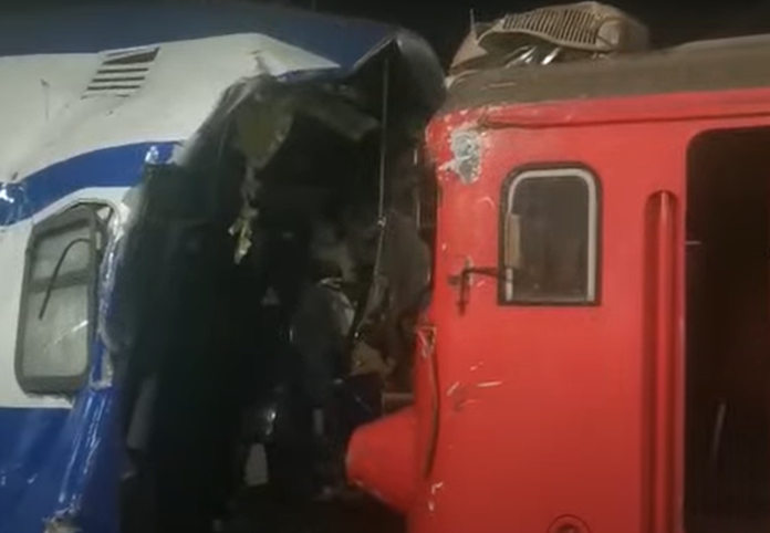 doua trenuri au intrat in coliziune