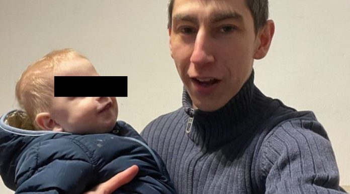 barbatul din alba un barbat cu un copil in brate