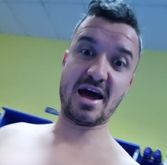Constantin Budescu s-a filmat in pielea goala si le-a dat o replica vulgara contestatarilor