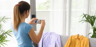 femeie fotografiaza haine