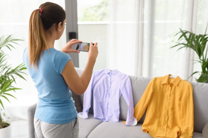femeie fotografiaza haine femeie fotografiaza haine