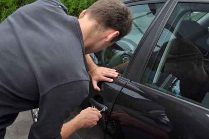 furt-auto furt din masina