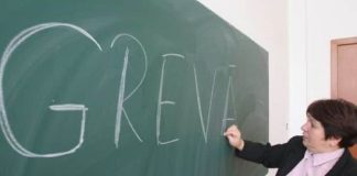 Profesorii amenință cu greva