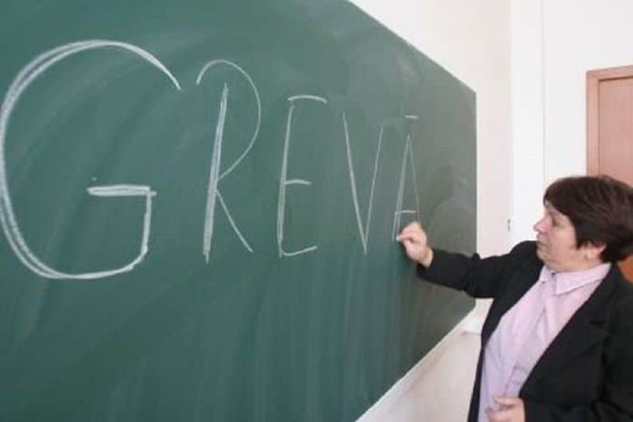 greva profesori Profesorii amenință cu greva