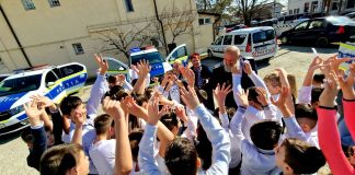 Copiii se bucura alaturi de politisti