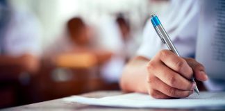 elev in banca, la examen