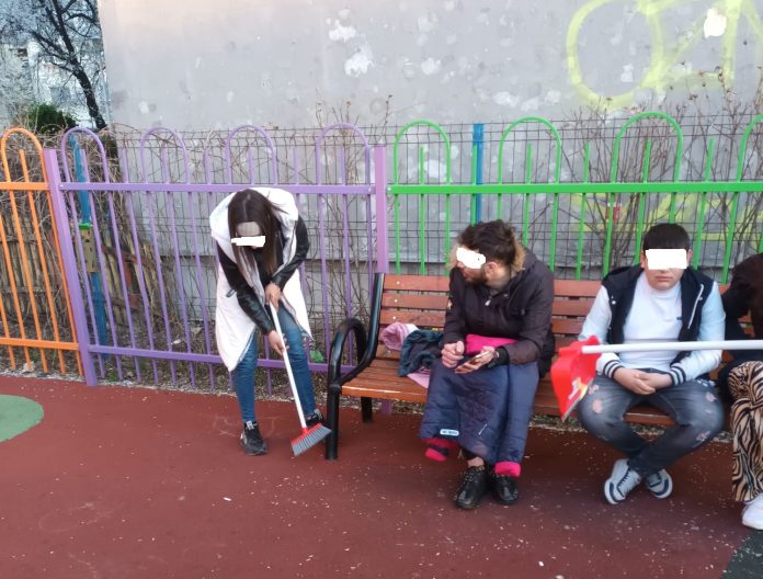 tineri pusi sa curete cojile de seminte aruncate intr-un parc din ploiesti (3) tineri curatenie coji seminte parc ploiesti