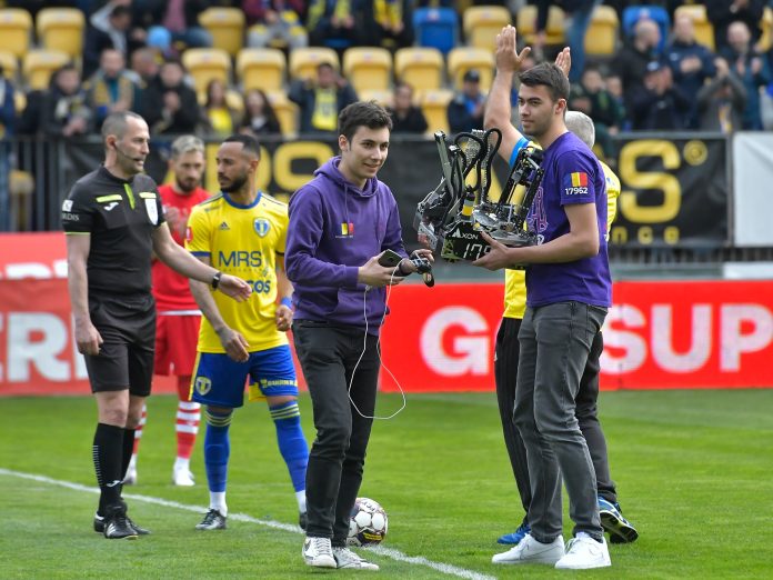 Echipa de robotică RO2D2 a CNMV Ploiești Fc Petrolul și Echipa de robotică RO2D2 a CNMV Ploiești
