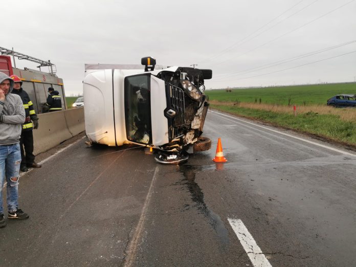 Camionetă răsturnată pe dn1