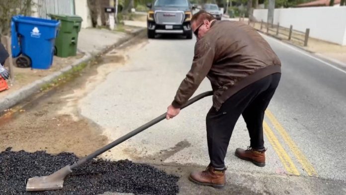 Arnold asfaltează o groapă