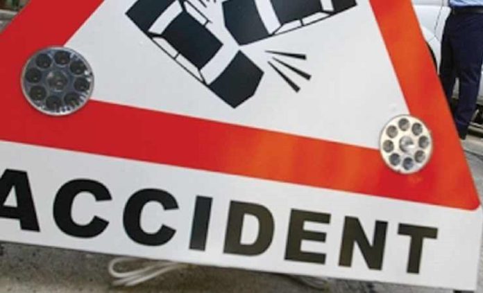 accident-indicator Două persoane blocate într-o mașină răsturanată în Baba Ana