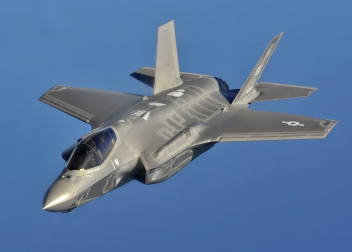 Aerial refueling of F-35 Lightning II Joint Strike Fighters at Eglin AFB, Fla. avion