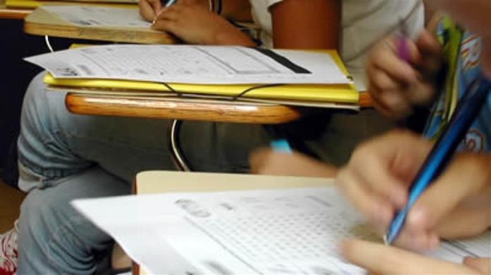 elevi care scriu elevi la examen