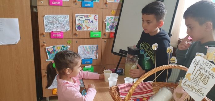 elevi la targ caritabil copii la targ caritabil