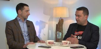 doi barbati participa la interviu