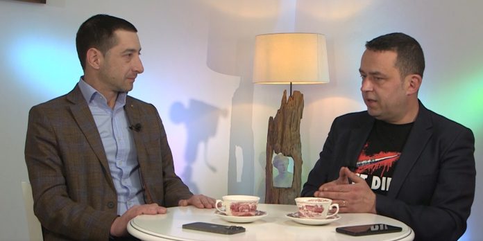 doi barbati participa la interviu