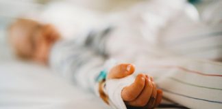 copil pe patul de spital