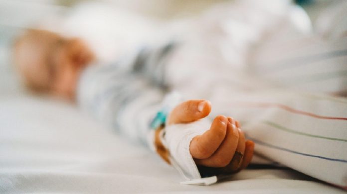 bebelus bolnav copil pe patul de spital