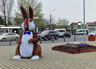 Ploieștiul s-a umplut de „iepuri” și „ouă” de Paște. Vă place? iepure Paste