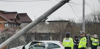 Un tânăr de 19 ani a rămas încarcerat în accidentul de la Vălenii de Munte
