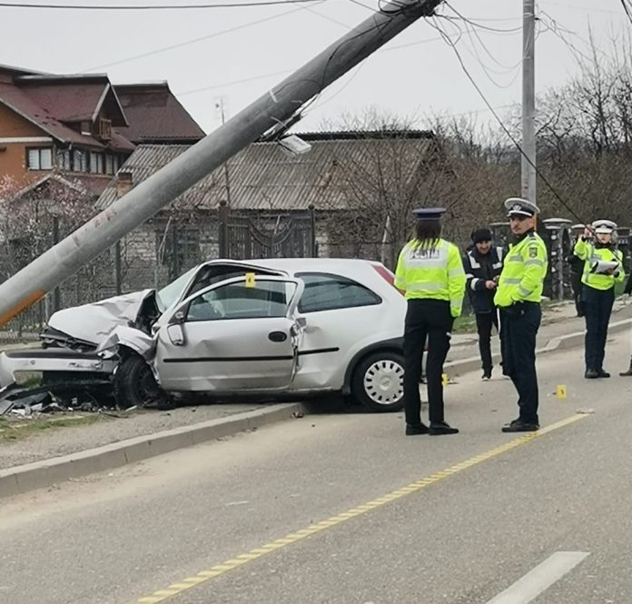 Accident Vălenii de Munte Un tânăr de 19 ani a rămas încarcerat în accidentul de la Vălenii de Munte