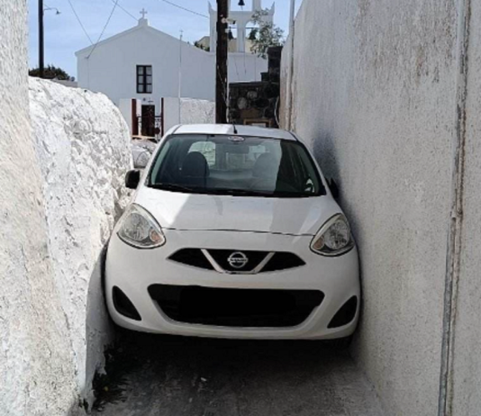 masina blocata strada santorini