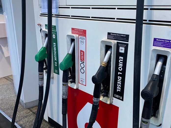 Pompa carburanți Prețurile carburanților în scădere