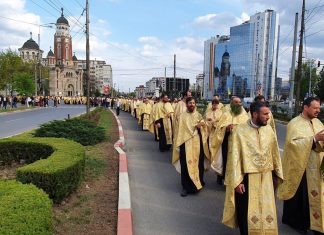 Circulație oprită, sâmbătă după-amiază, pe mai multe artere din Ploiești. Are loc Procesiunea de Florii preoti florii