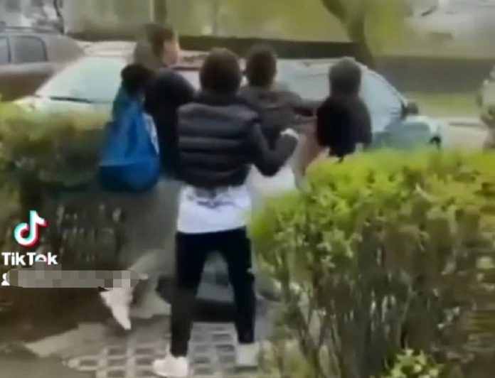 captura video Tik Tok Bătaia intre eleve a avut loc in fata scolii