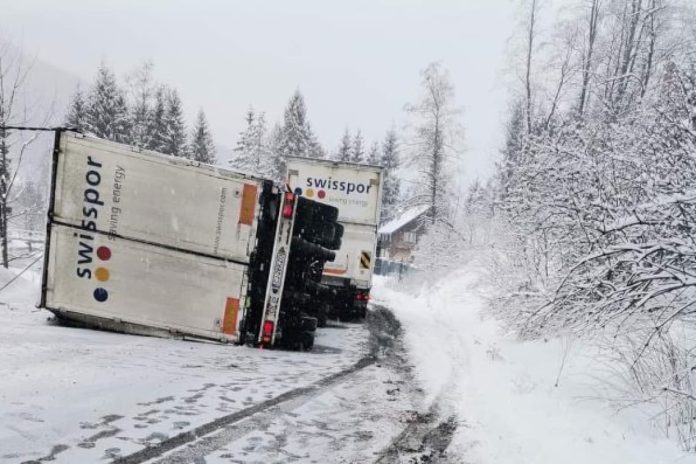 trafic blocat camion rasurnat