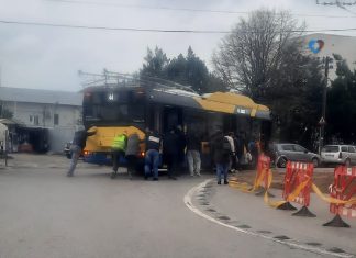 Imaginea zilei la Ploiești. Troleibuz împins de călători pe strada Cantacuzino calatori troleibuz